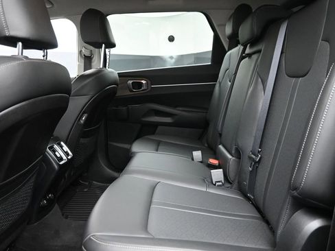 Used 2023 Kia Sorento S image 13