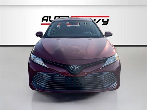 Used 2020 Toyota Camry XLE image 2