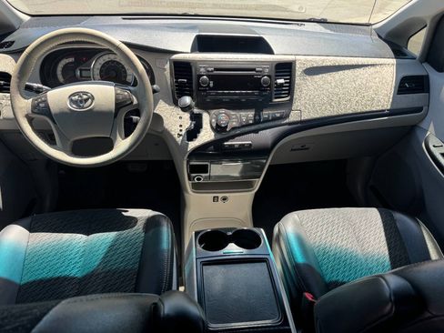 Used 2014 Toyota Sienna SE FWD image 16