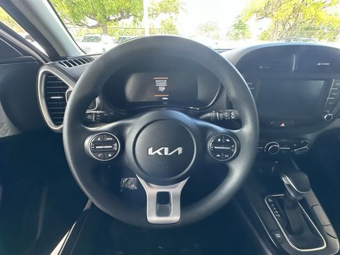 Used 2025 Kia Soul LX w/ LX Technology Package FWD image 15
