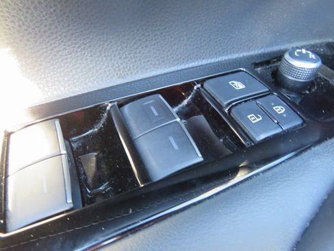 Used 2021 Toyota Corolla SE image 32