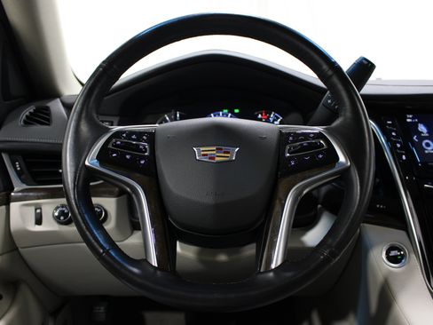 Used 2019 Cadillac Escalade Luxury AWD/4WD image 11