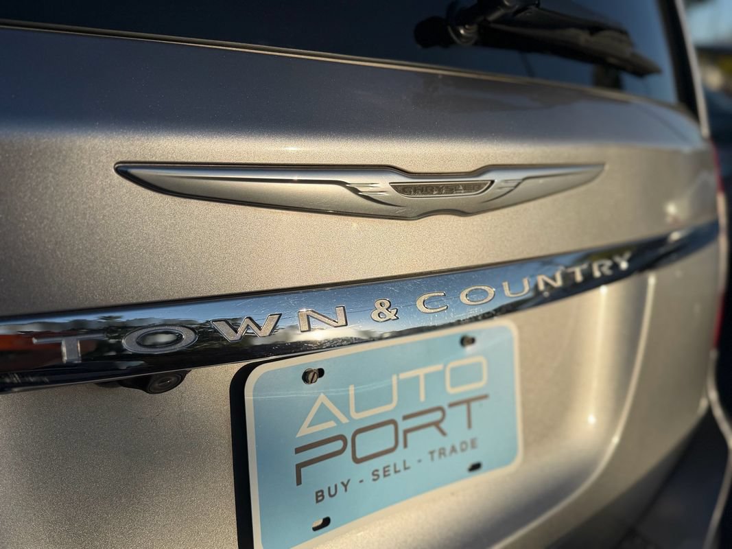 Used 2014 Chrysler Town & Country Touring FWD image 30