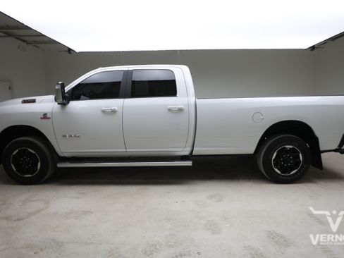 Used 2025 RAM 3500 Laramie AWD/4WD image 2