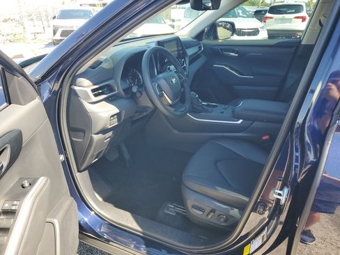 Used 2025 Toyota Highlander XLE FWD image 12
