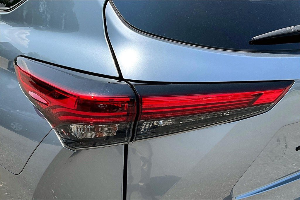 Used 2021 Toyota Highlander LE AWD/4WD image 35
