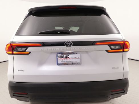 Used 2024 Toyota Grand Highlander XLE image 11
