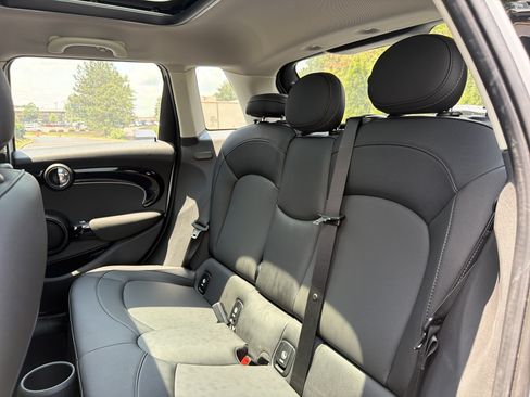 Used 2024 MINI Cooper 4-Door Hardtop FWD image 9