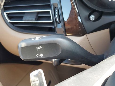 Used 2022 Porsche Macan image 14