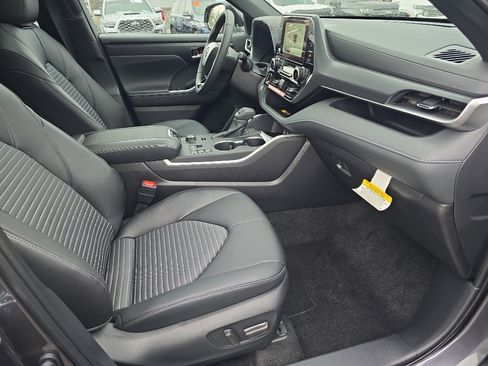 New 2025 Toyota Highlander XSE image 17