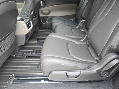 New 2026 Kia Carnival EX image 8