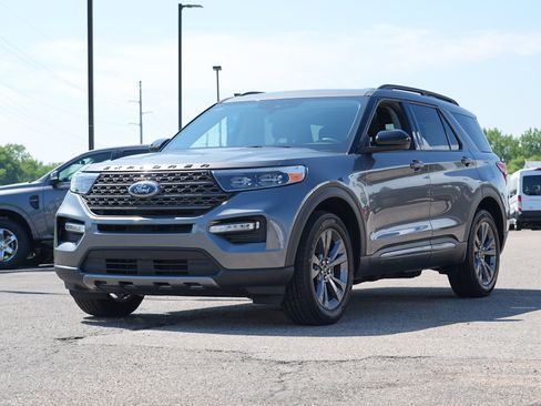 Used 2024 Ford Explorer XLT w/ Equipment Group 202A AWD/4WD image 8