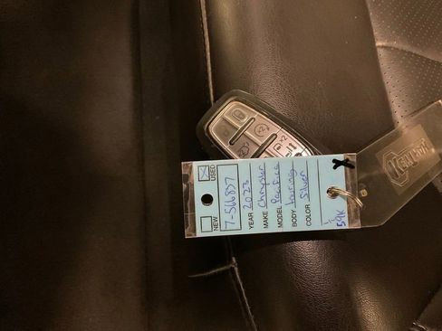 Used 2023 Chrysler Pacifica Touring-L image 31