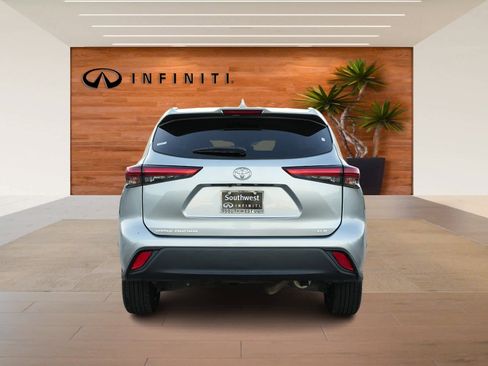 Used 2022 Toyota Highlander XLE image 6