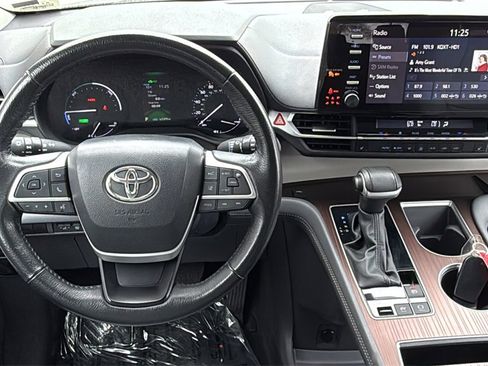 Used 2024 Toyota Sienna XLE image 27
