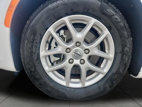 Used 2024 Chrysler Pacifica Touring-L FWD image 13