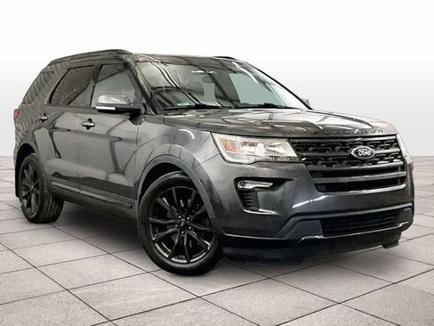 Used 2018 Ford Explorer XLT w/ Equipment Group 202A FWD image 2