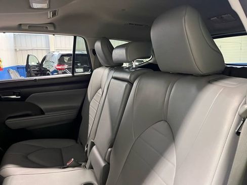 Used 2022 Toyota Highlander XLE image 19