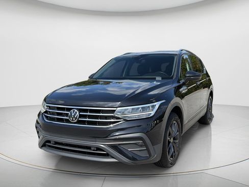 Used 2024 Volkswagen Tiguan SE FWD image 1
