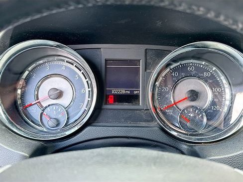 Used 2015 Chrysler Town & Country Touring w/ Driver Convenience Group image 13