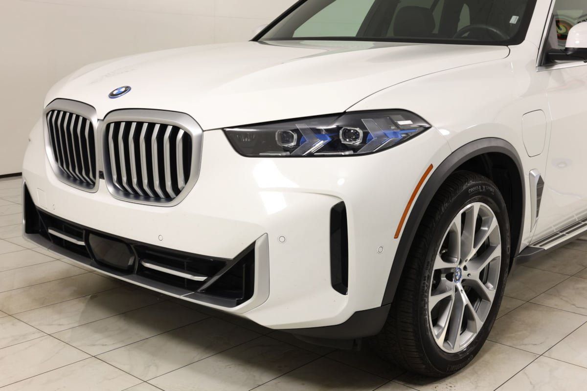 Used 2025 BMW X5 xDrive50e AWD/4WD image 49