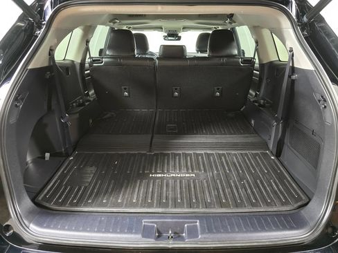 Used 2022 Toyota Highlander XLE AWD/4WD image 16