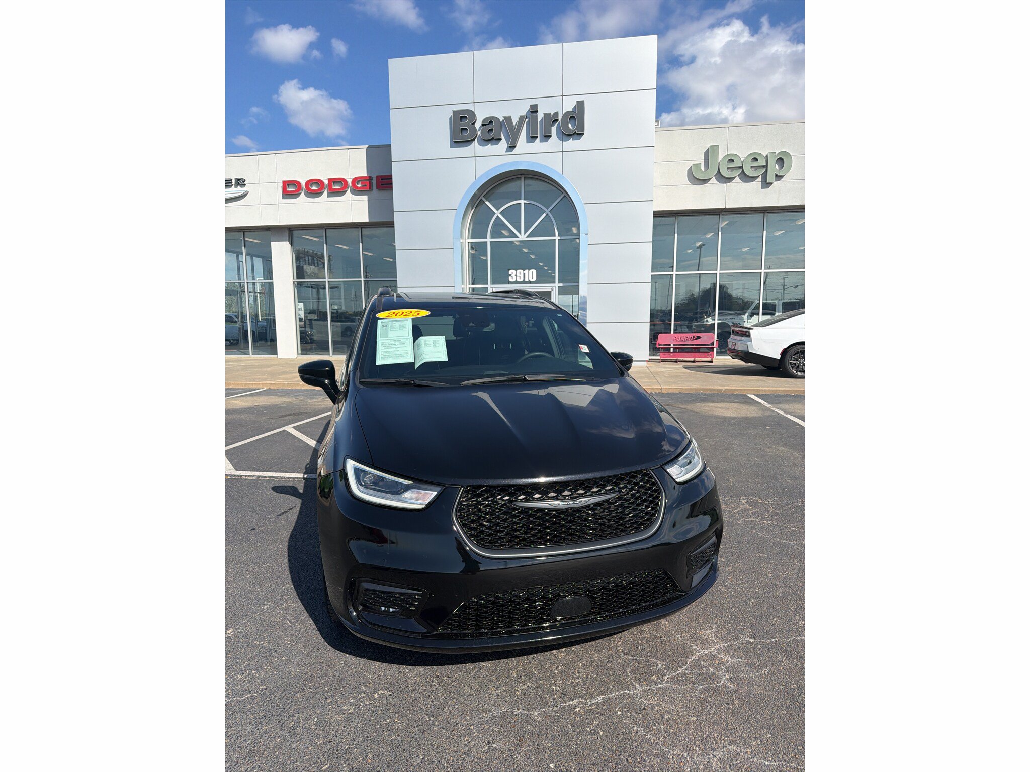 Used 2025 Chrysler Pacifica Limited FWD image 1