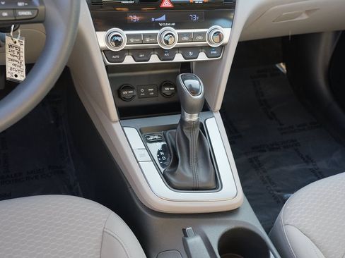 Used 2020 Hyundai Elantra SE FWD image 25