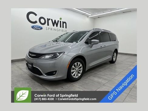 Used 2018 Chrysler Pacifica Touring-L image 1
