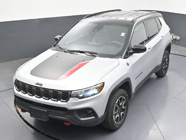 Used 2025 Jeep Compass Trailhawk AWD/4WD image 34