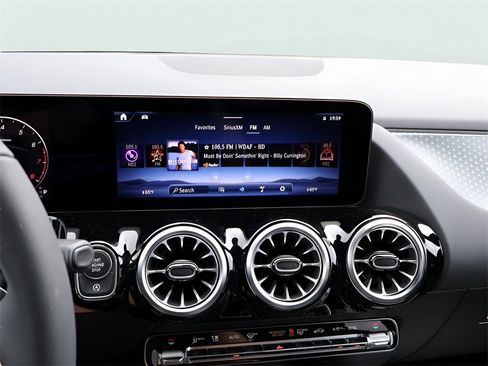 Used 2025 Mercedes-Benz GLA 250 4MATIC image 22