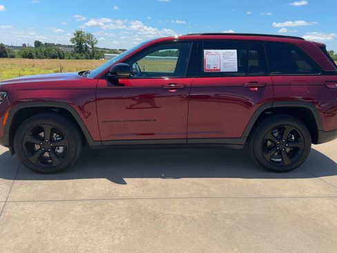 Used 2025 Jeep Grand Cherokee Limited w/ Black Appearance Package AWD/4WD image 6