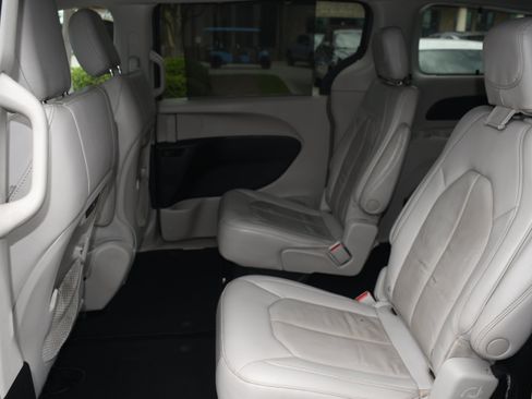 Used 2021 Chrysler Pacifica Touring-L FWD image 15