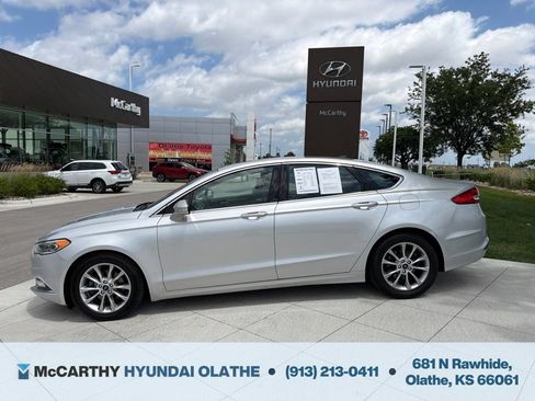 Used 2017 Ford Fusion SE FWD image 2