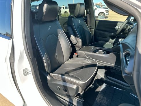 Used 2025 Chrysler Pacifica Limited image 26