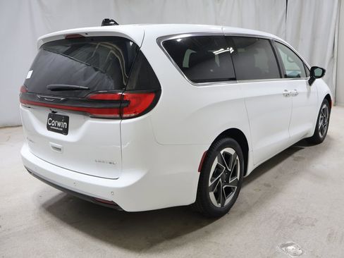 New 2027 Chrysler Pacifica Limited FWD image 4