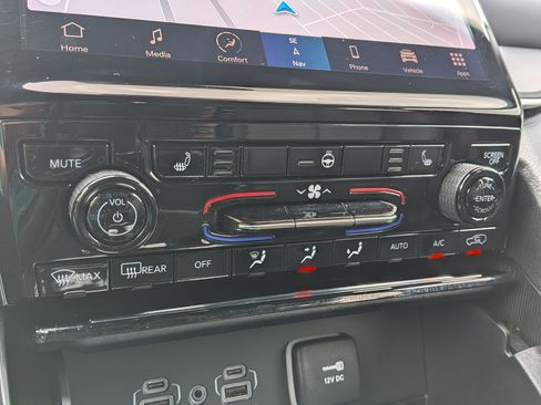 Used 2024 Jeep Grand Cherokee Limited w/ Black Appearance Package AWD/4WD image 21