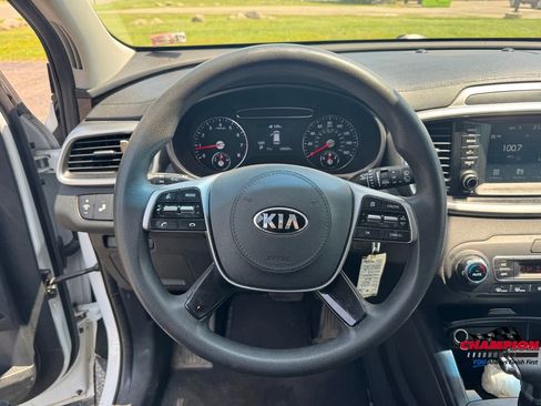 Used 2019 Kia Sorento LX image 17