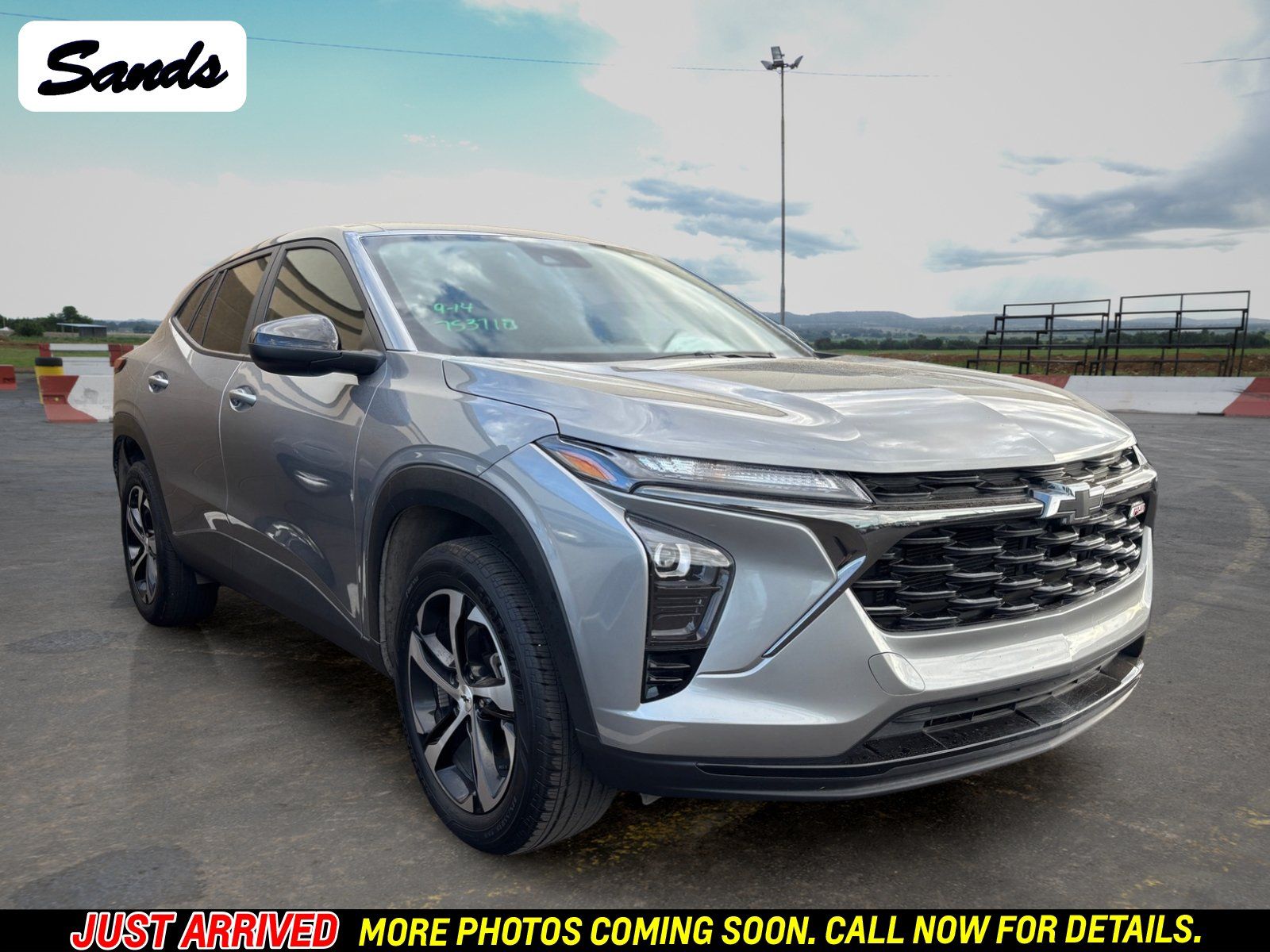Used 2025 Chevrolet Trax RS w/ Sunroof Package FWD image 1