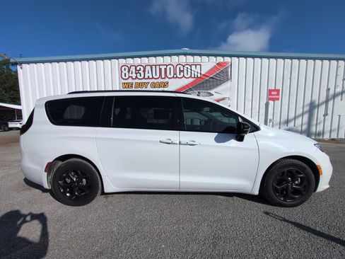 Used 2024 Chrysler Pacifica Premium FWD image 9