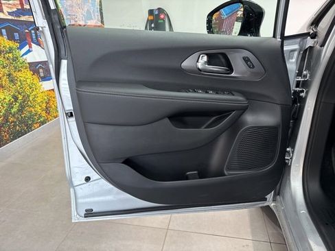 New 2026 Chrysler Pacifica Select w/ S Appearance Package image 19