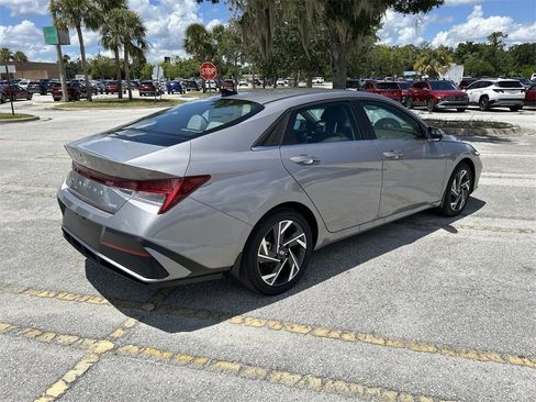 New 2025 Hyundai Elantra Limited image 11