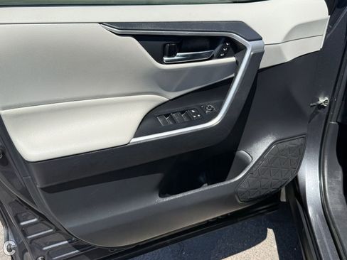 Used 2020 Toyota RAV4 XLE Premium FWD image 16