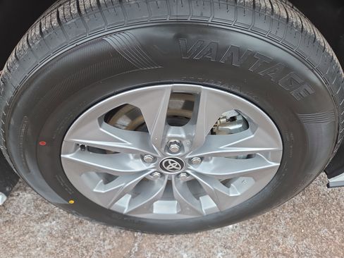 Certified 2024 Toyota Sienna LE image 9