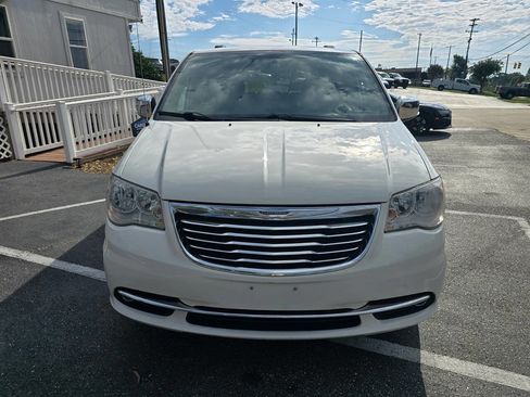 Used 2011 Chrysler Town & Country Touring-L w/ Entertainment Group #2 image 9