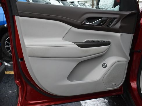 Used 2023 GMC Acadia SLT w/ Technology Package image 11