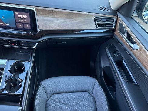 Used 2024 Volkswagen Atlas SE image 29