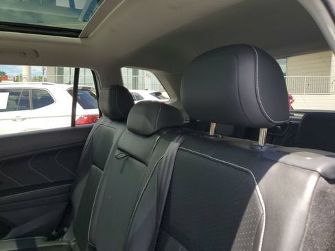 Certified 2024 Volkswagen Tiguan SE w/ Panoramic Sunroof Package FWD image 9