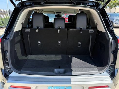 Used 2025 Nissan Pathfinder SL FWD image 29