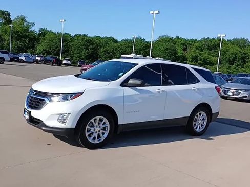 Used 2019 Chevrolet Equinox LS w/ LS Convenience Package FWD image 4